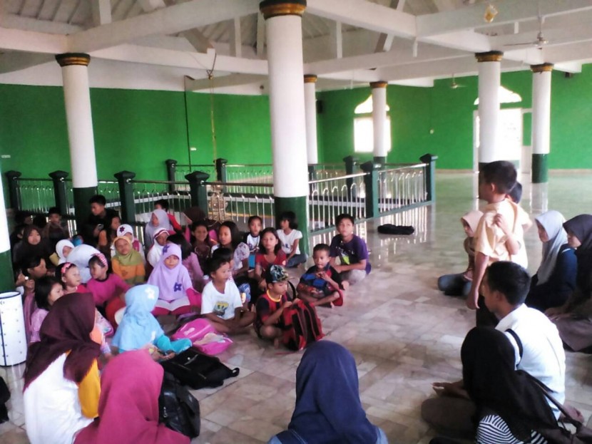 IPB Mengajar Berbagi Ilmu Dengan Anak-Anak Di Desa Balebak
