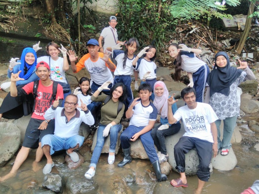 Komunitas Peduli Ciliwung Bersihkan Sungai Ciliwung Bareng Yuni Shara