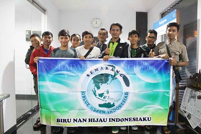 Blue Green Indonesia (BGI) Semarang Meriahkan Jalan Sehat Pungut Sampah