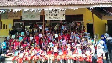 Komunitas Jepara Satu Buku Donasikan Buku Pada Ratusan Siswa Di Kecamatan Kembang