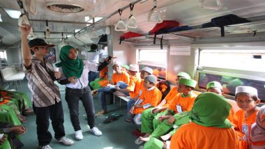 Komunitas Sahabat Kereta Api Daop 8 Surabaya Ajak Anak Yatim Jalan-Jalan