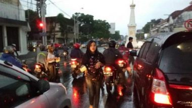 Komunitas Muslim Damai Indonesia berbagi takjil di persimpangan Tugu Pal Putih Yogyakarta