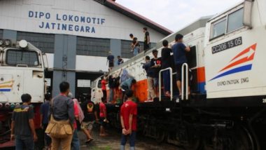 Indonesia Railway Preservation Society Cuci Lokomotif di Jatinegara