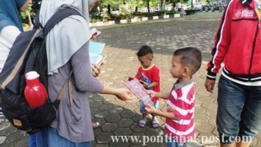 Forum Anak Daerah Pontianak Bagi-Bagi Buku Untuk Tingkatkan Minat Baca