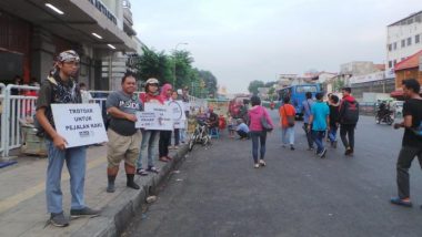 Aksi Nekat Koalisi Pejalan Kaki Kampanyekan Tertib Berlalu Lintas