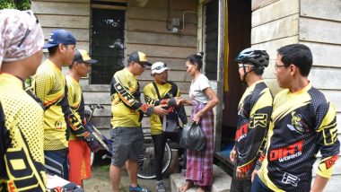 Sambut Ramadhan, Komunitas Sepeda Kayu Bengkalis Bagikan 40 Sembako Gratis