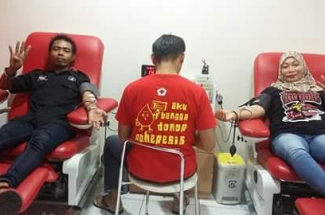 Komunitas Makassar Tanah Karaeng Donor Darah di PMI Mall Ratu Indah