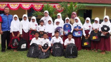 Komunitas Berbagi (Kombi) Lampung Berbagi Paket Perlengkapan Sekolah