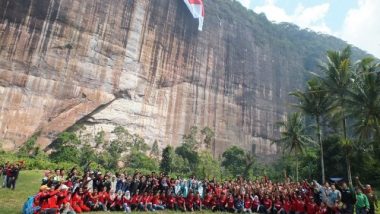 Peringati HUT RI ke-71, Komunitas Merah Putih Lembah Harau Kibarkan Bendera Raksasa