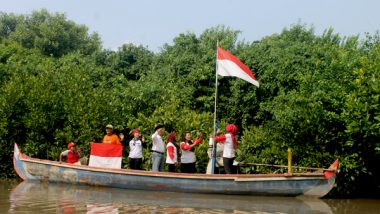 Komunitas Nol Sampah: Upacara Bendera di atas Perahu Dilakukan, Bentuk Keprihatinan Tingginya Pencemaran Air Sungai Surabaya