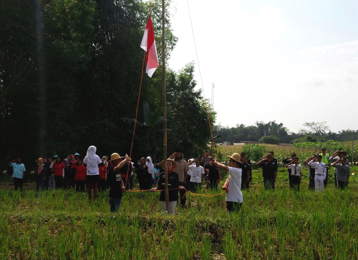 Komunitas-Komunitas Magetan Gelar Upacara Bendera di Persawahan
