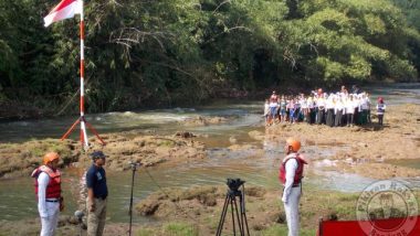 Komunitas Lingkungan Gelar Upacara Bendera di Sungai Ciliwung Kampenyekan Pelestarian Lingkungan