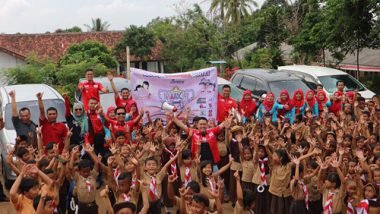 AXIC Cabang Lampung Sumbangkan Buku Untuk Anak SDN 1 Sumber Agung