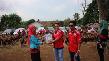 Aksi Sosial Komunitas AXIC Bagi-Bagi Buku di Lampung