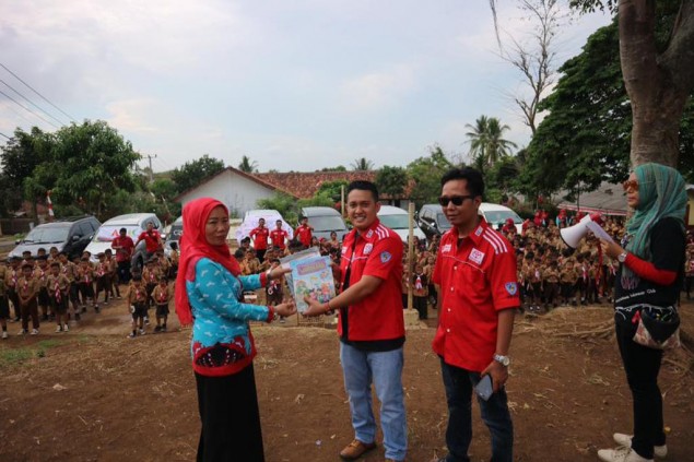 Aksi Sosial Komunitas AXIC Bagi-Bagi Buku di Lampung