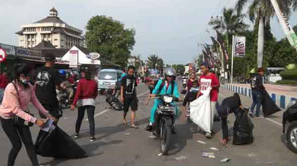 Komunitas Musik Ponorogo Gelar Aksi Pungut Sampah di Jalan