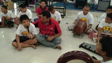 Komunitas Surabaya Agya Ayla (SAGA) Berbagi dengan Anak Tuna Grahita