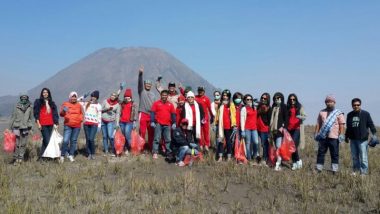 Komunitas Jazz Gunung dan karyawan PT Angkasa Pura 1 Bersih-Bersih Gunung Bromo