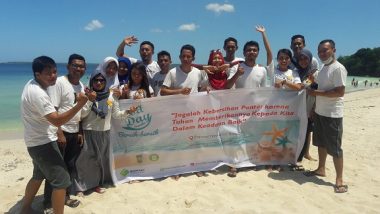 Komunitas Good Day Traveller Gelar Bersih-Bersih Sampah Plastik di Pantai Nirwana