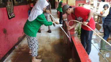 Peduli Garut, Komunitas Si Bejo Gandeng Dompet Dhuafa Bersihkan Sisa Lumpur di SDN Sukaratu 1