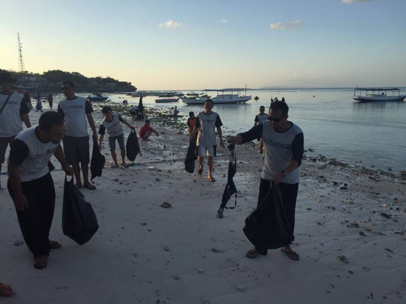 Komunitas Patria Wisata Gelar Aksi Bersih-Bersih di Pantai Tanjung Bira
