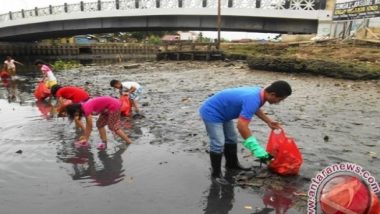 Komunitas Peduli Lingkungan Lakukan Aksi Bersih-Bersih Sungai Karang Mumus