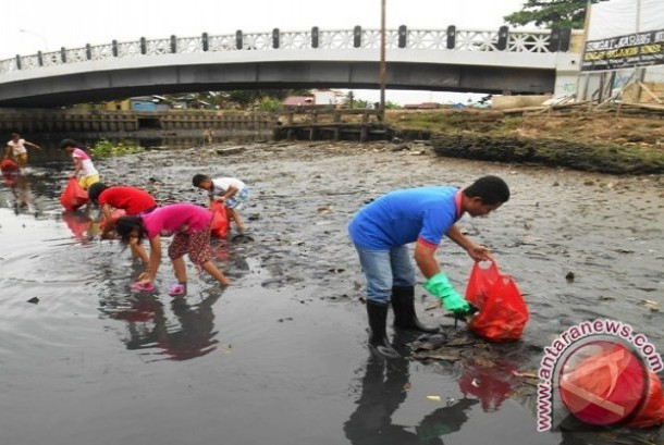 Komunitas Peduli Lingkungan Lakukan Aksi Bersih-Bersih Sungai Karang Mumus
