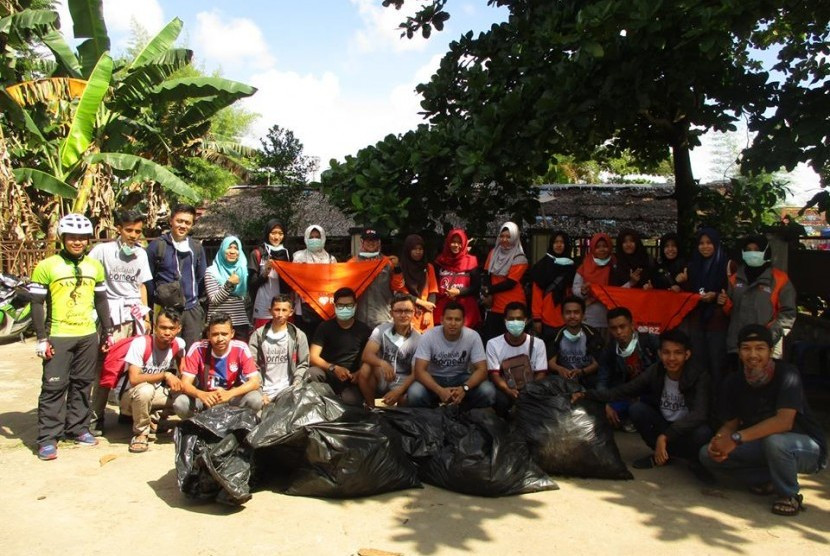Rumah Zakat dan Komunitas Djelajah Borneo Gelar Aksi Pungut Sampah