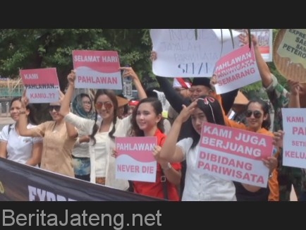 Kenakan Kostum Ala Pejuang, Pegiat Wisata Semarang Peringati Hari Pahlawan