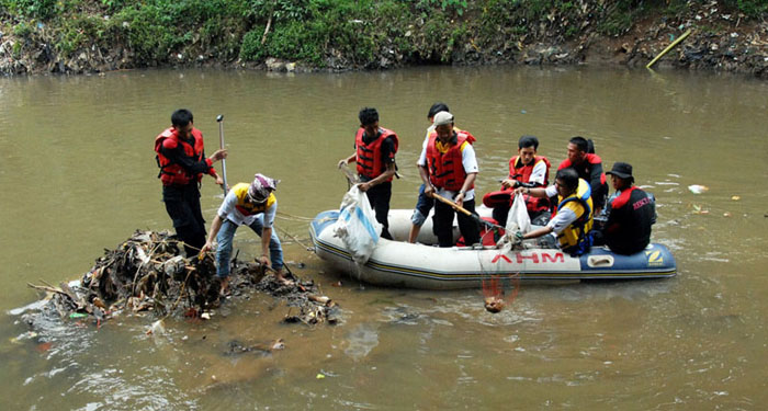 Aksi Ratusan Anggota Honda Owner Club (HOC) Bersihkan Sampai di Sungai Ciliwung