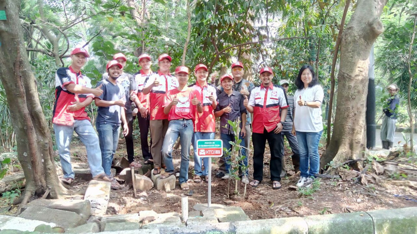 Komunitas Toyota Calya Indonesia Tanam 100 Bibit Pohon di Hutan Kota Srengseng Jakarta Barat