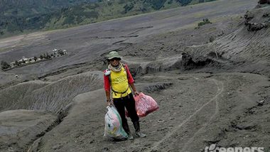Komunitas Pecinta Bromo Bersih-Bersih Gunung dari Sampah Pengunjung