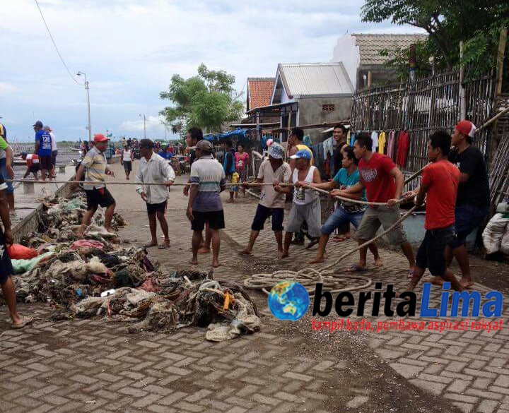 KLHK Gandeng Komunitas Pecinta Lingkungan Gelar Aksi Coastal Clean Up Di Situbondo