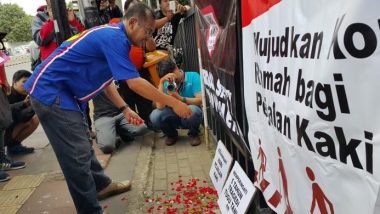 Koalisi Pejalan Kaki Aksi Tabur Bunga untuk Peringati Kecelakaan Maut di Tugu Tani