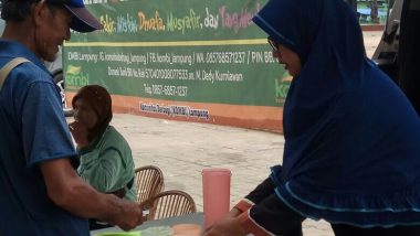 Komunitas Berbagi Lampung Bagi-Bagi MSG (Makan Siang Gratis) di Lapangan Samber Kota Metro