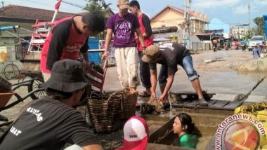 Komunitas GMSS-SKM Samarinda Lakukan Aksi Bersih-Bersih Parit di Jalan Pramuka