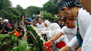 Peringati 1 Tahun Bom Thamrin, Sejumlah Komunitas Gelar Aksi Tabur Bunga
