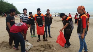 Sejumlah Komunitas Anak Muda Rembang Gotong Royong Bersihkan Pantai Balongan