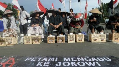 Hari Ketiga Protes Pabrik Semen, 20 Petani Kendeng Mencor Kaki di Depan Istana