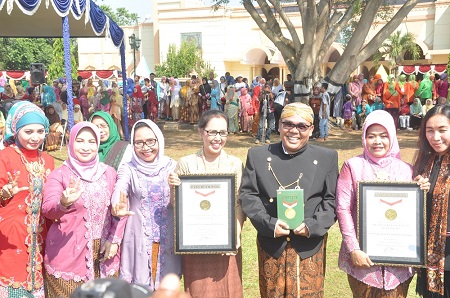 Hari Kartini, 17.000 Perempuan Berkebaya di Pekalongan Pecahkan Rekor MURI