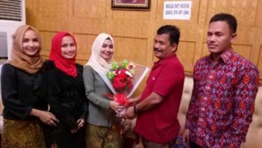 Peringati Hari Kartini, Komunitas Inong Aceh Bagikan Bunga ke Pengguna Jalan