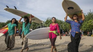 Peringati Hari Kartini, Komunitas Surfer Girl di Bali Beselancar Pakai Kebaya