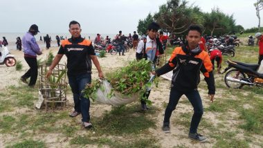 Puluhan Komunitas Pemuda Bersihkan Pantai Nyamplung Kota Rembang