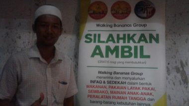 Walking Bananas Group; Berbagi Makanan Hingga Pakaian Gratis