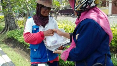 Berbagi Nasi Bungkus, Rayakan Kartinian Ala BEM FEB Universitas Airlangga