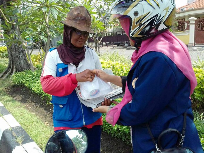 Berbagi Nasi Bungkus, Rayakan Kartinian Ala BEM FEB Universitas Airlangga