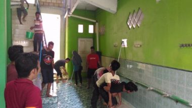 Jelang Puasa, Komunitas Honda Beat Jayapura Bersih-Bersih Masjid