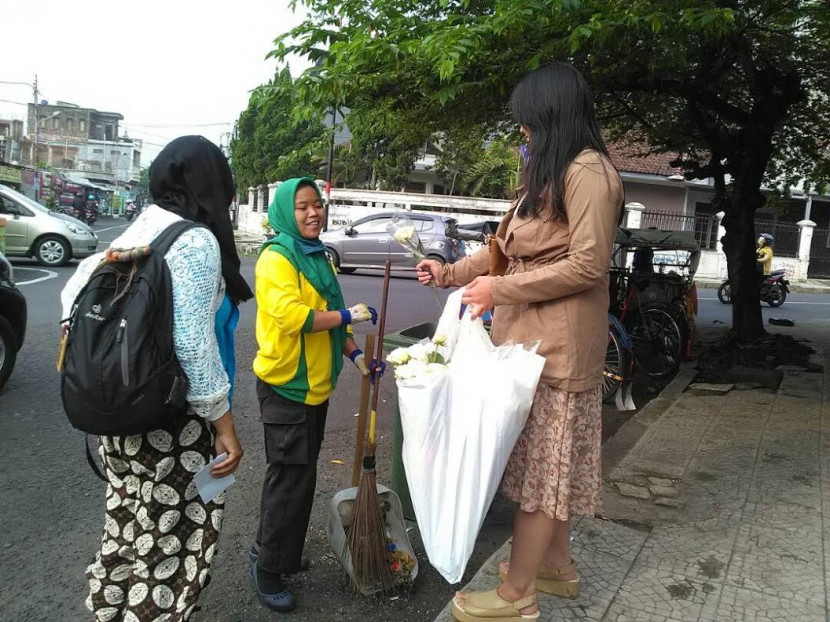 Memperingati Hari Kartini, Komunitas Jurnalis Perempuan Tasikmalaya Bagi-bagi Bunga