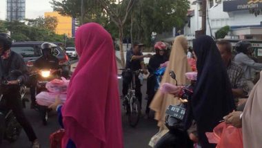 Aksi Sosial Hijabersmom Community Surabaya Berbagi Takjil dan Santunan Dhuafa