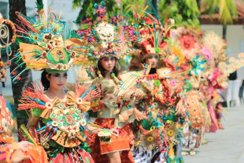Red Batik Solo Community: Mengubah Bahan Pasar Tradisional Jadi Kostum Karnaval Menawan